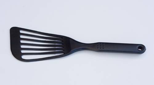 Лопатка поварская с прорезями КНР нейлон черный короткая ручка A016 /1/24/