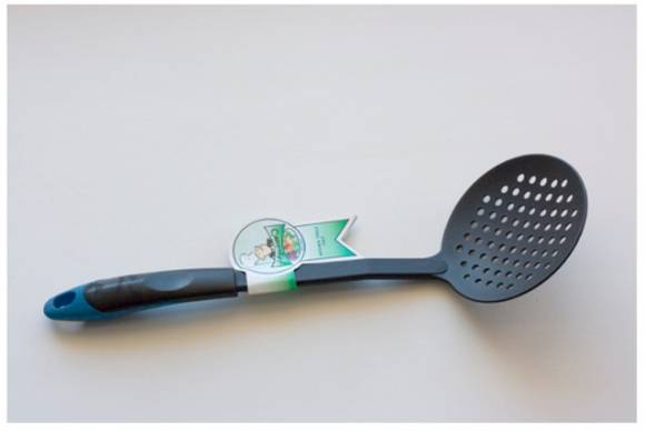 Шумовка тефлоновая с прорезиненной ручкой черный цвет 522 RA /1/24/ Шумовка тефлоновая с прорезиненной ручкой черный цвет 522 RA /1/24/