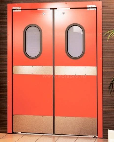 Маятниковая дверь двустворчатая МДД (ОН)-1500.2200-40 рама в обхват,окна,отбойники Маятниковая дверь двустворчатая МДД (ОН)-1500.2200-40 рама в обхват,окна,отбойники